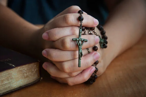 Ženy Ruku Drží Svatý Růženec Zatímco Modlí Biblí Dřevěném Stole — Stock fotografie