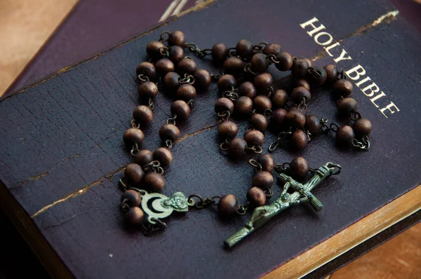 Holy Rosary Och Biblar Träbord Religiöst Och Kopiera Utrymme Koncept — Stockfoto