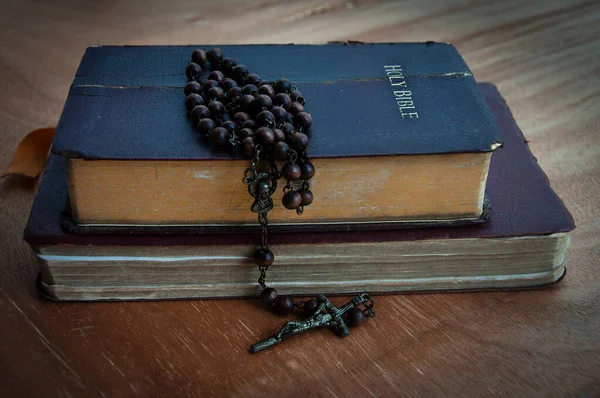 Close Holy Rosary Bible Wooden Table Religious Copy Space Concept — Stock Photo, Image