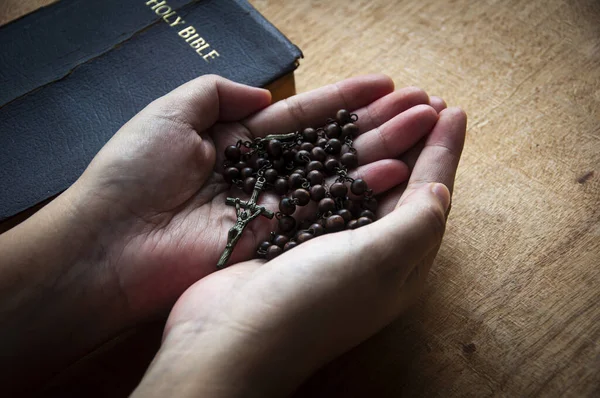 Donne Tengono Mano Santo Rosario Mentre Pregano Con Bibbia Sfondo — Foto Stock