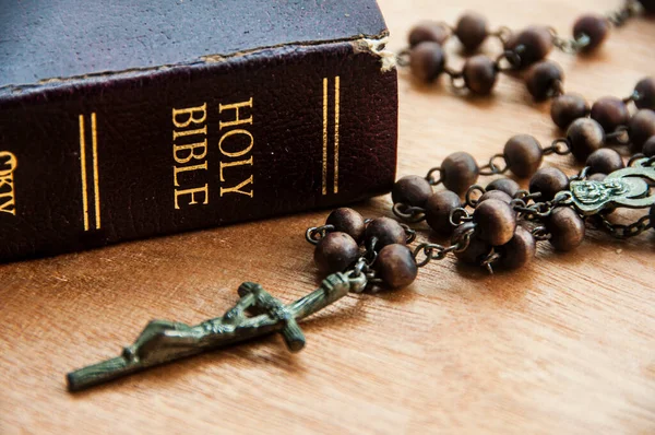 Närbild Holy Rosary Med Bibeln Träbord Religiöst Och Kopiera Utrymme — Stockfoto