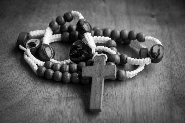 Czarno Biały Różaniec Święty Drewnianym Stole Koncepcja Religii Chrześcijaństwa — Zdjęcie stockowe