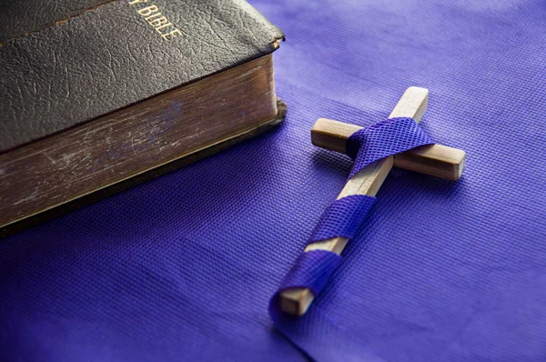 Santa Cruz Com Bíblia Fundo Capa Roxa Conceito Espaço Religioso — Fotografia de Stock