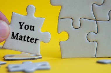 Sarı arkaplanlı yapboz üzerine motivasyon metni. Motivasyon kavramı.