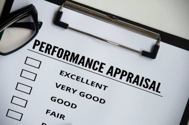 Performans değerlendirme listesinin en üst görünümü panoda gözlüklü ve beyaz kapaklı kontrol listesi.