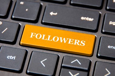 Çevrimiçi iş konsepti - Sarı takip düğmeli dizüstü bilgisayar klavyesi.