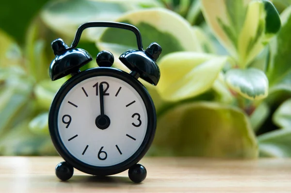 Relógio Alarme Preto Isolado Fundo Natureza Turva Relógio Está Marcado — Fotografia de Stock