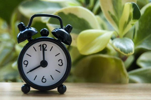 Schwarzer Wecker Isoliert Auf Verschwommenem Hintergrund Die Uhr Ging Auf — Stockfoto