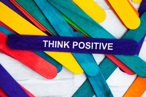 Piense Texto Positivo Palo Madera Azul Concepto Motivacional — Foto de Stock