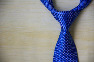 Ahşap arka planda mavi kravat. Boşluğu kopyala