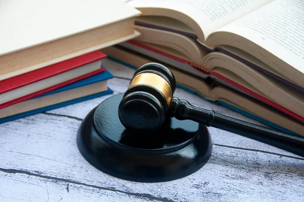 Ügyvéd Kalapács Fából Készült Asztal Könyvekkel Háttér Jogi Fogalom — Stock Fotó
