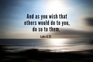 İncil 'den bir alıntı. Başkalarının sana yapmasını istediğin gibi, sen de onlara yap. Dijital hareket efekti ve parlak pürüzsüz arkaplan ile bulanık plaj arka planı.