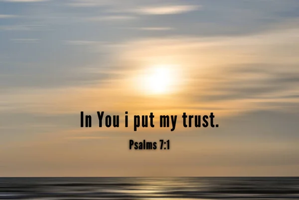 Versículo da Bíblia tirado de Salmos 7: 1 - Em Ti confio. Com fundo de praia de pôr-do-sol embaçado em efeito de movimento digital. — Fotografia de Stock