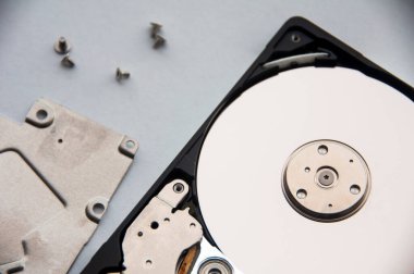 Sabit disk sürücüsünün beyaz kapaklı arka plandaki soyut görüntüsü. Veri, donanım ve bilgi teknolojisi kavramı.