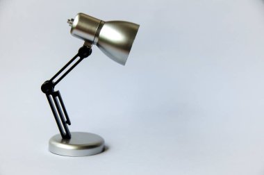 Yakın plan gümüş ve beyaz kapaklı siyah lamba. Boşluğu kopyala