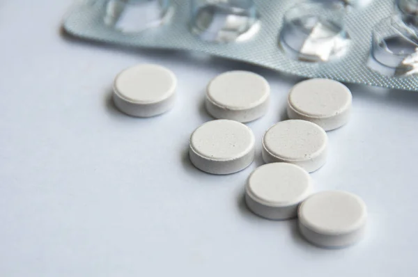 Comprimidos Cápsulas Farmacéuticas Con Fondo Borroso Sobre Fondo Blanco Concepto — Foto de Stock