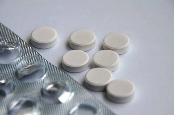 Tabletas Farmacéuticas Con Fondo Borroso Sobre Fondo Blanco Concepto Salud — Foto de Stock
