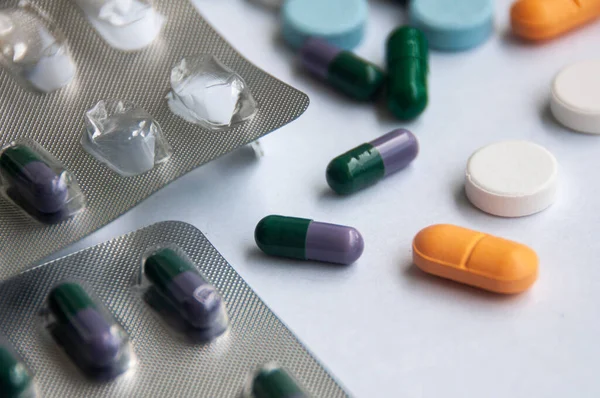 Surtido Píldoras Medicamentos Farmacéuticos Tabletas Cápsulas Con Fondo Borroso Sobre — Foto de Stock