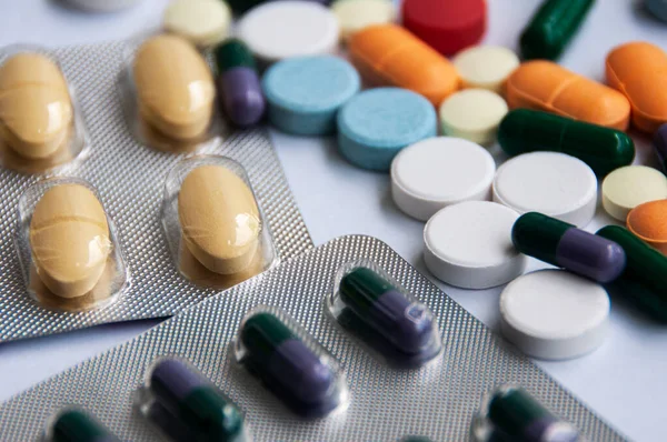 Surtido Píldoras Medicamentos Farmacéuticos Tabletas Cápsulas Con Fondo Borroso Sobre — Foto de Stock
