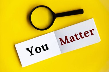 Not defterine sarı kapaklı büyüteçle yazı yazıyorsun. Motivasyon kavramı