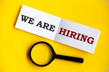 Not defteri büyüteci üzerine sarı arka planda metin kiralıyoruz. İstihdam kavramı