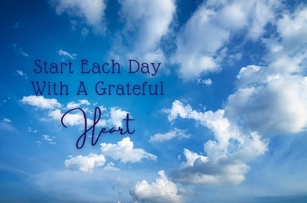 Motivational Inspirational Quote Start Each Day Grateful Heart Bright Sky — Stock fotografie