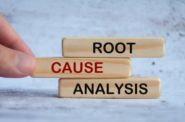 Текст Анализа Причин Корня Деревянных Блоках Одной Рукой Держащей Деревянные — стоковое фото