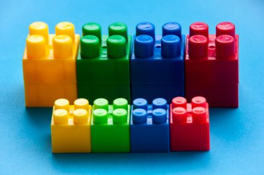 Mavi arka planda plastik yapı taşları. Boşluğu kopyala.