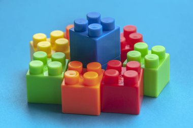 Mavi arka planda plastik yapı taşları. Boşluğu kopyala.