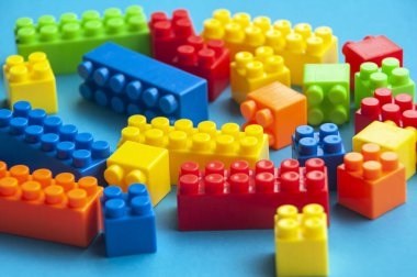 Mavi arka planda plastik yapı taşları. Eğitim ve okul kavramı