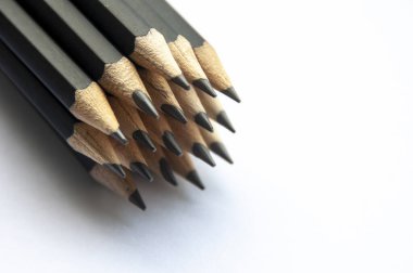 Beyaz arka planda tahta kalem. Boşluğu kopyala