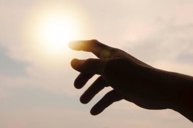 Parlak gökyüzüne uzanan eller. Yardım etmek ya da konsepte ulaşmak