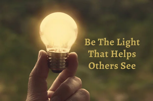 Мотиваційна Натхненна Цитата Будьте Світлом Який Допомагає Іншим Бачити Лампочкою — стокове фото