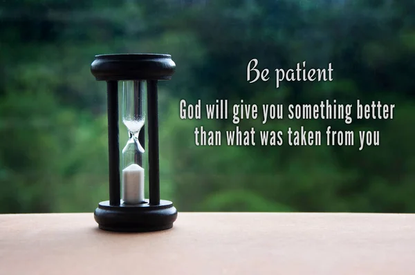 Motywacyjny Inspirujący Cytat Bóg Coś Lepszego Niż Odebrano Minutowym Szklanym — Zdjęcie stockowe