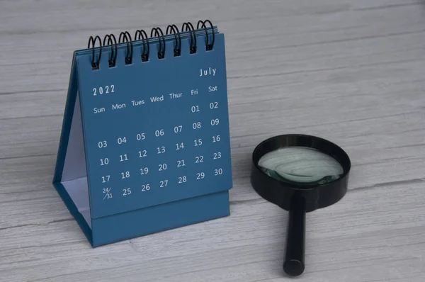 Juli 2022 Blauwe Kleur Bureau Kalender Houten Bureau Met Kopieerruimte — Stockfoto