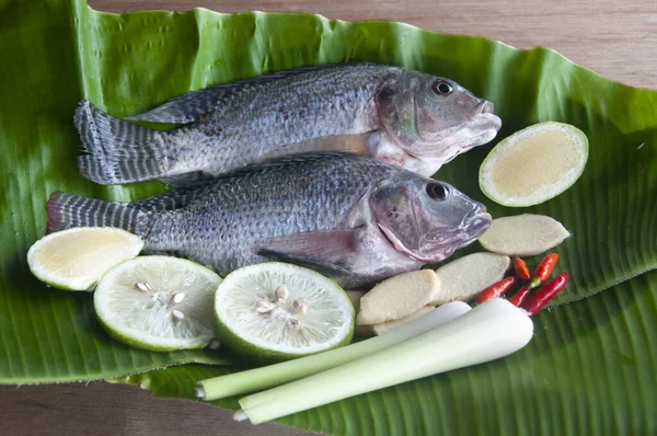 Limonlu taze tilapia balığı, muz yaprağında limon ve biber.. 
