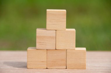 Bulanık doğa geçmişi olan boş tahta bloklar. Boşluğu kopyala