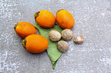 Betel fındık ve betel yaprağı mermer arka planda izole edilmiş. Gıda kavramı ve kopyalama alanı