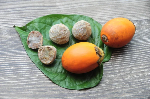 Noce Betel Con Foglia Betel Isolata Fondo Legno Concetto Cibo — Foto Stock