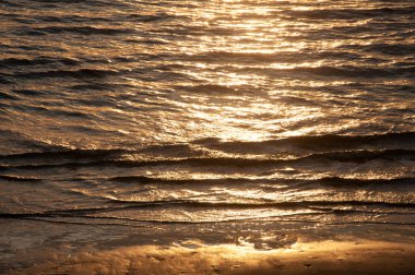 Tanjung Aru Plajı 'ndaki sahil dalgası, Kota Kinabalu, Sabah, Borneo, Malezya.