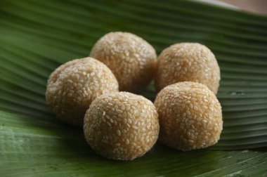 Kuzey Borneo 'daki ev yapımı geleneksel Kuih Bijan pastası. Sabah Malezya Geleneksel Tatlı