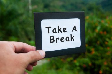 El ele tutuşan not defteri - Ara verin.