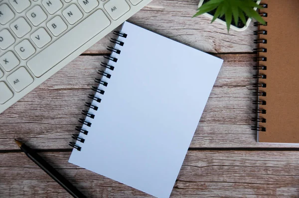 Bovenaanzicht Van Eenvoudige Bureau Met Computer Toetsenbord Pen Blanco Notitieblok — Stockfoto