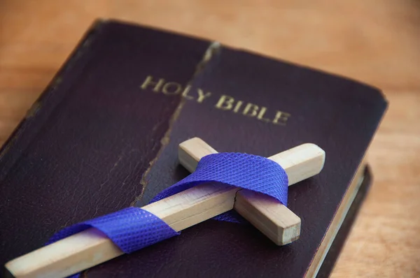 Santa Croce Cima Alla Sacra Bibbia Concetto Religioso — Foto Stock