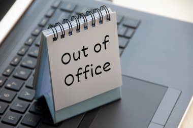 Ofis dışı mesajlar takvim masasında dizüstü bilgisayarın üstünde. İş konsepti