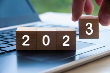 Yeni yıl 2023, dizüstü bilgisayardaki tahta bloklar - yeni yıl konsepti