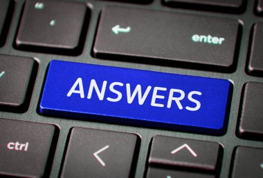 Laptop Klavye Anahtarı 'ndan cevap veriyor. Soru ve cevap kavramı.