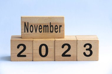 Kasım 2023 beyaz arkaplanlı tahta bloklar üzerine metin. Boşluk ve ay konseptini kopyala