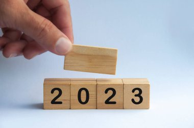 2023 yılı için boş tahta bloğu elle tutmak. Boşluğu doldurmak için kopyala