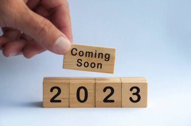 Elle tutulan ahşap blok - 2023 yakında geliyor. Yeni yıl kavramı